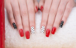 Touche de glamour : le nail art à pois fait avec du vernis bio