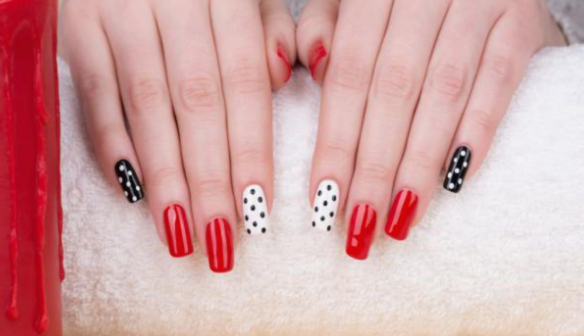 Touche de glamour : le nail art à pois fait avec du vernis bio